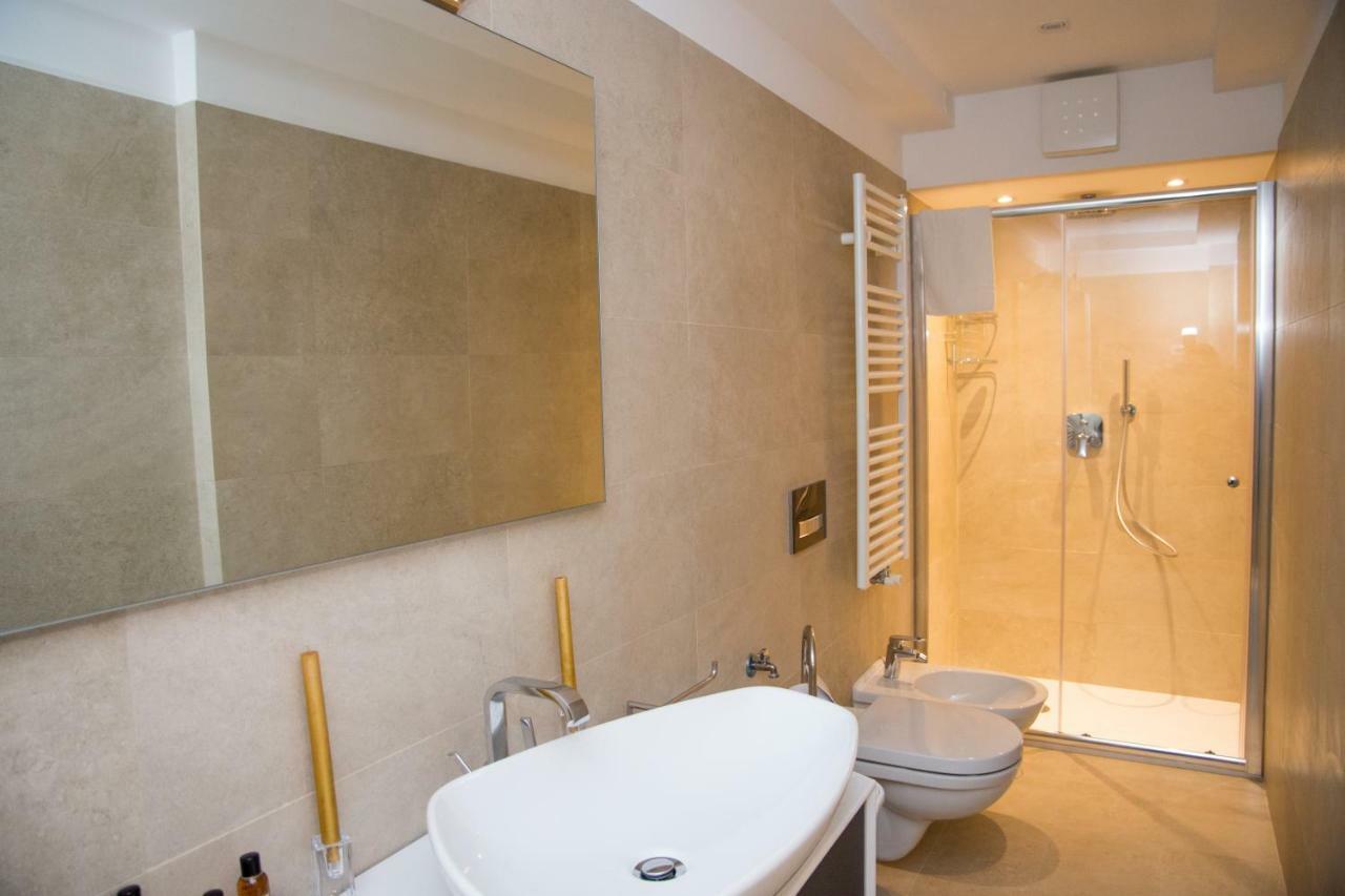 Residenza Romantica Riva del Garda Luaran gambar